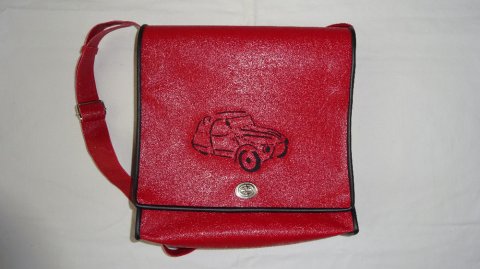 Červená kabelka s výšivkou