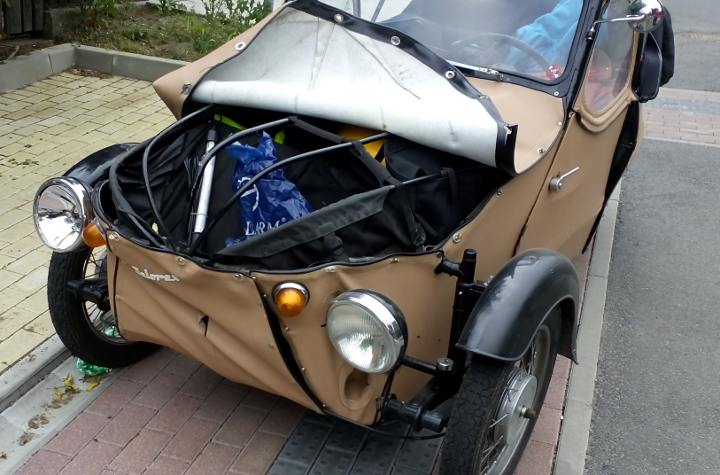 Poškozený velorex po čelní srážce s japonským vozem...